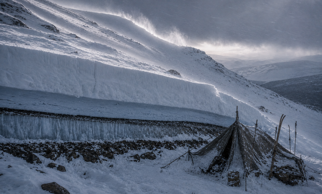 Delayed slab avalanche theory explaining the Dyatlov Pass mystery